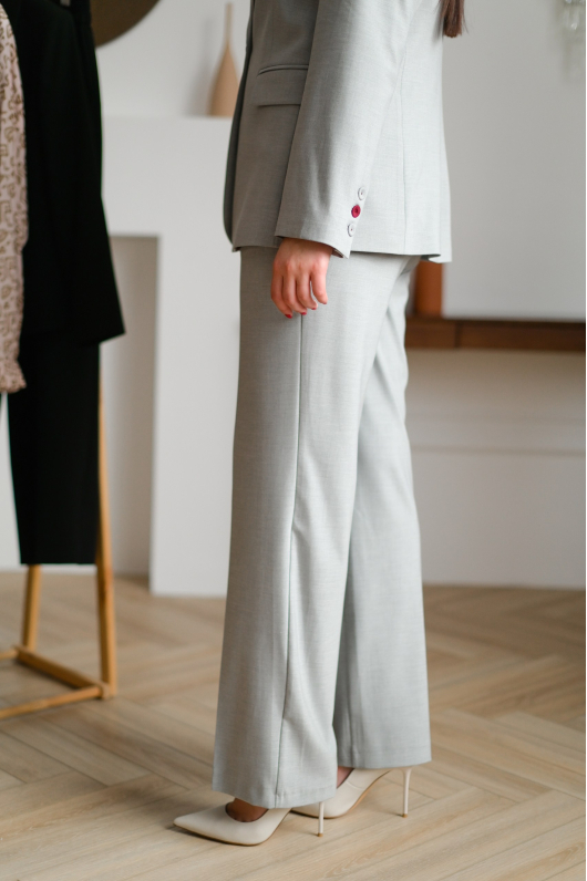 Костюм в сером оттенке брючный